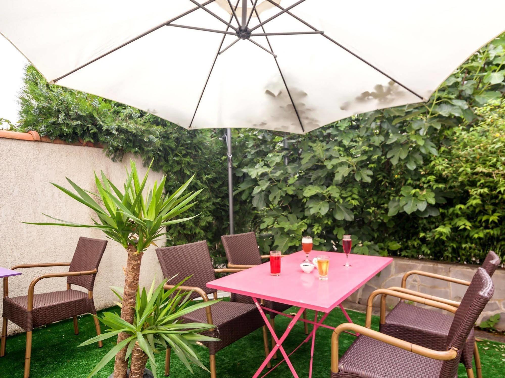 Logis Hotel Le Moulin Des Gardelles Riom Exterior foto